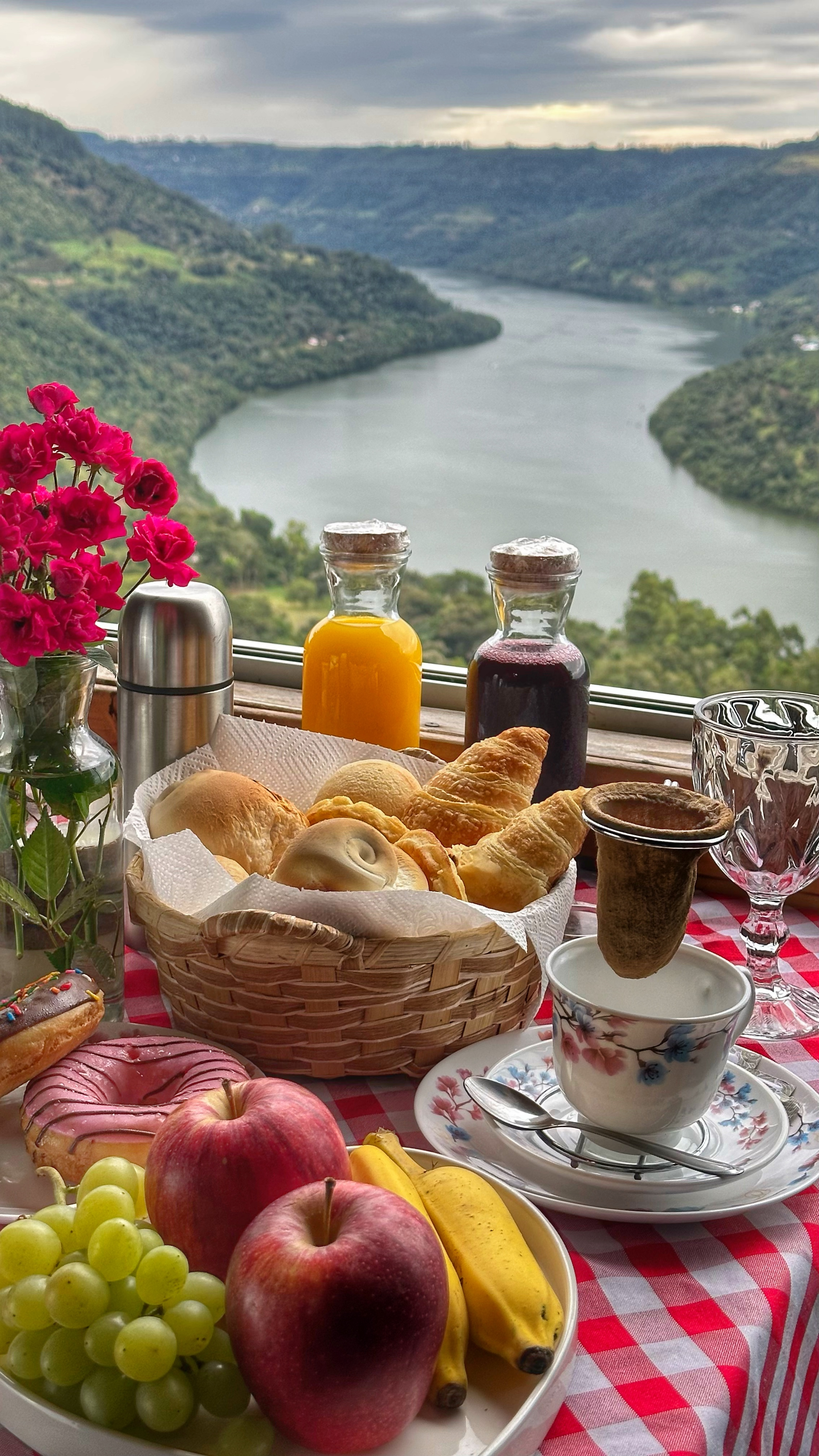 Café da manhã servido na cabana com vista para o Rio Uruguai